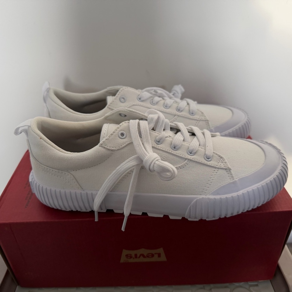 New Women’s Levi's Classic White Sneakers